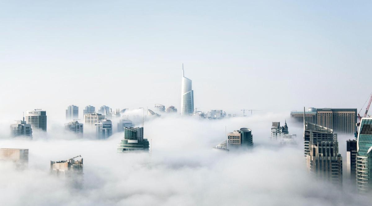 Fumo tra i grattacieli di una città