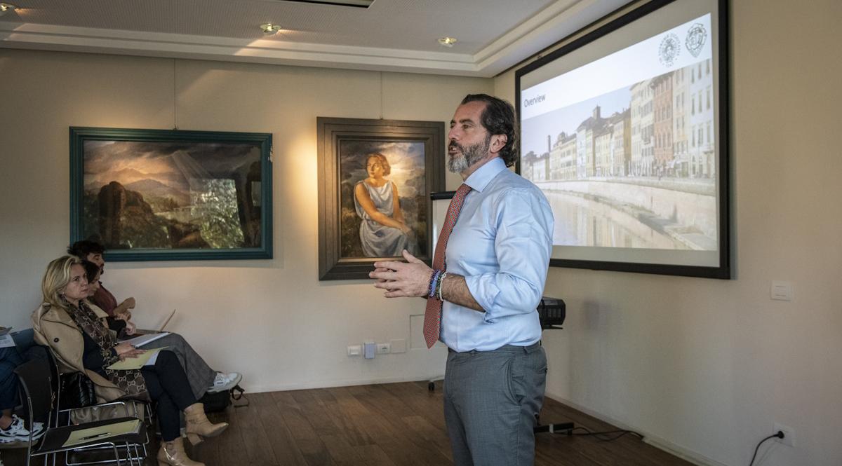 Professor Filippo Graziani tiene una discussione